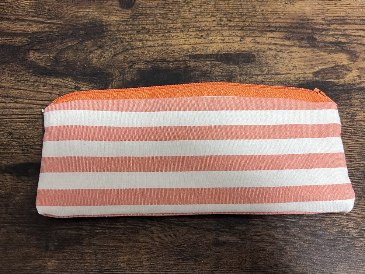 manapspspsps's tweet photo. 3作品目🧵改めてペンケース作りに挑戦。柄を揃えるのがコツがいるし、きっちら型紙を元にした素材を使ってるのにガタガタ。ファスナーの最初と最後も変に巻き込んで塗ってしまってる。 https://t.co/dvIw9X2rD5