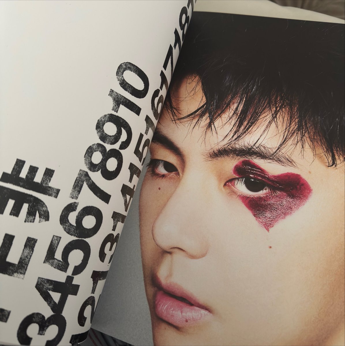 jiminxz1's tweet photo. sem brincadeira, TYPE 非 é um dos photobook mais bonitos que ele já fez….surreal https://t.co/vsWCJeLi46