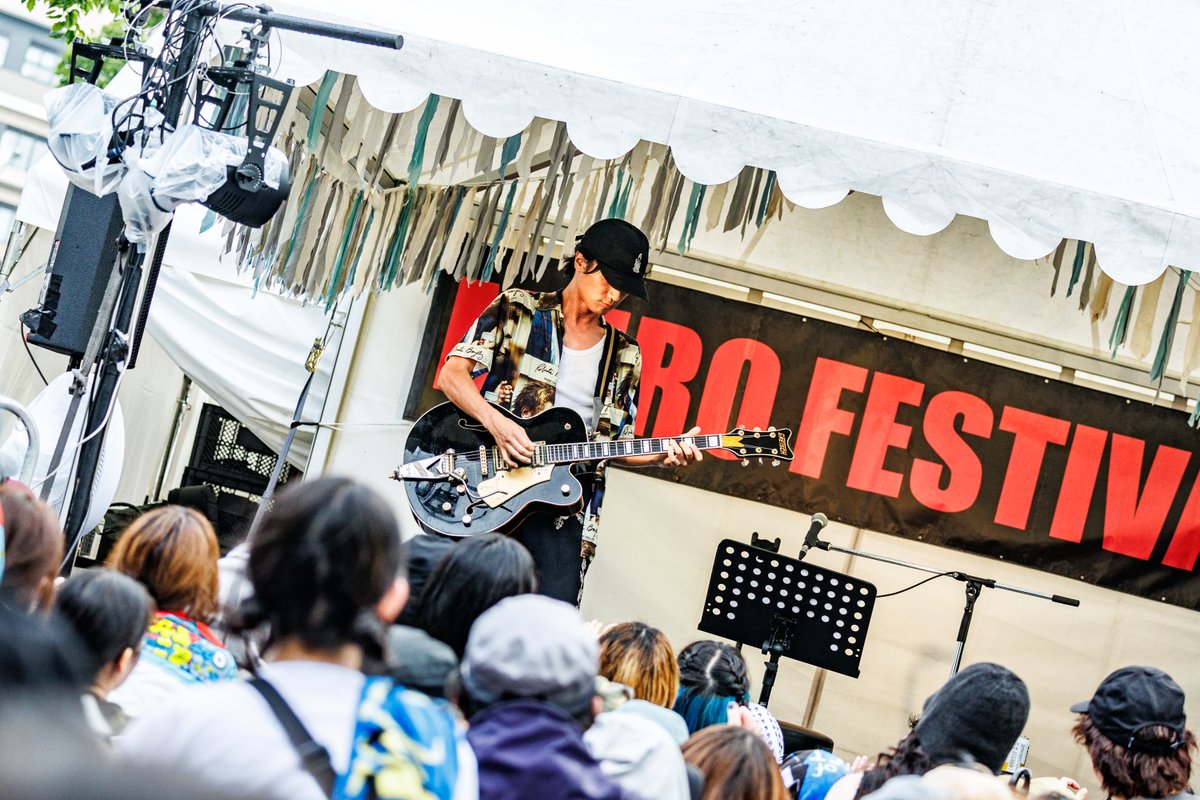 murofes's tweet photo. 【 #ムロフェス2026レポ 】

豪雨の後にムロアコステージに登場した佐々木亮介は、じっくりと、それ���いて聴く人の心を震わせる力強い唄を届ける。未来は君のものだと励ます“I LOVE YOU”を含め、弾き語りならではの自由な空気のもと、私達の歩み行く先に光を差してくれた。

pic @katada0326
#murofes https://t.co/T7gtsV5kiY