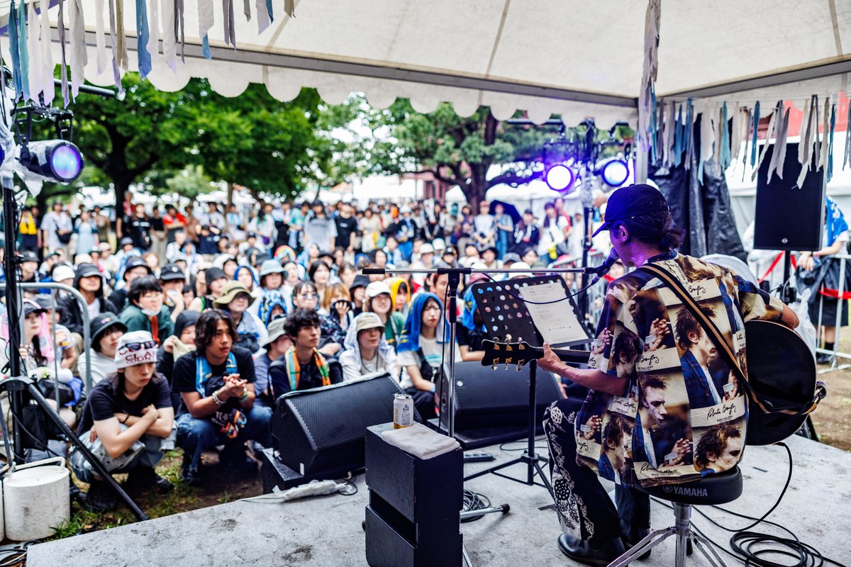 murofes's tweet photo. 【 #ムロフェス2026レポ 】

豪雨の後にムロアコステージに登場した佐々木亮介は、じっくりと、それ���いて聴く人の心を震わせる力強い唄を届ける。未来は君のものだと励ます“I LOVE YOU”を含め、弾き語りならではの自由な空気のもと、私達の歩み行く先に光を差してくれた。

pic @katada0326
#murofes https://t.co/T7gtsV5kiY