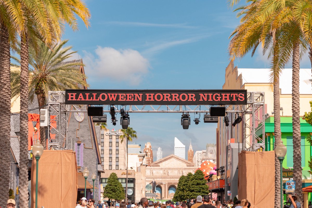 OrlandoInformer's tweet photo. We’re 34 days away from Halloween Horror Nights and the entrance sign is up! 👻 https://t.co/Jk8NpzHgDi