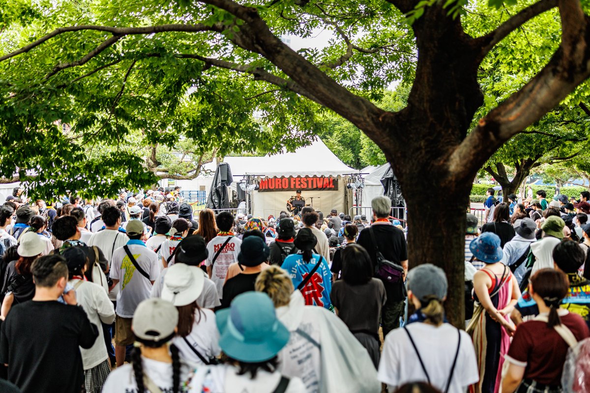 murofes's tweet photo. 【 #ムロフェス2026レポ 】

豪雨の後にムロアコステージに登場した佐々木亮介は、じっくりと、それ���いて聴く人の心を震わせる力強い唄を届ける。未来は君のものだと励ます“I LOVE YOU”を含め、弾き語りならではの自由な空気のもと、私達の歩み行く先に光を差してくれた。

pic @katada0326
#murofes https://t.co/T7gtsV5kiY