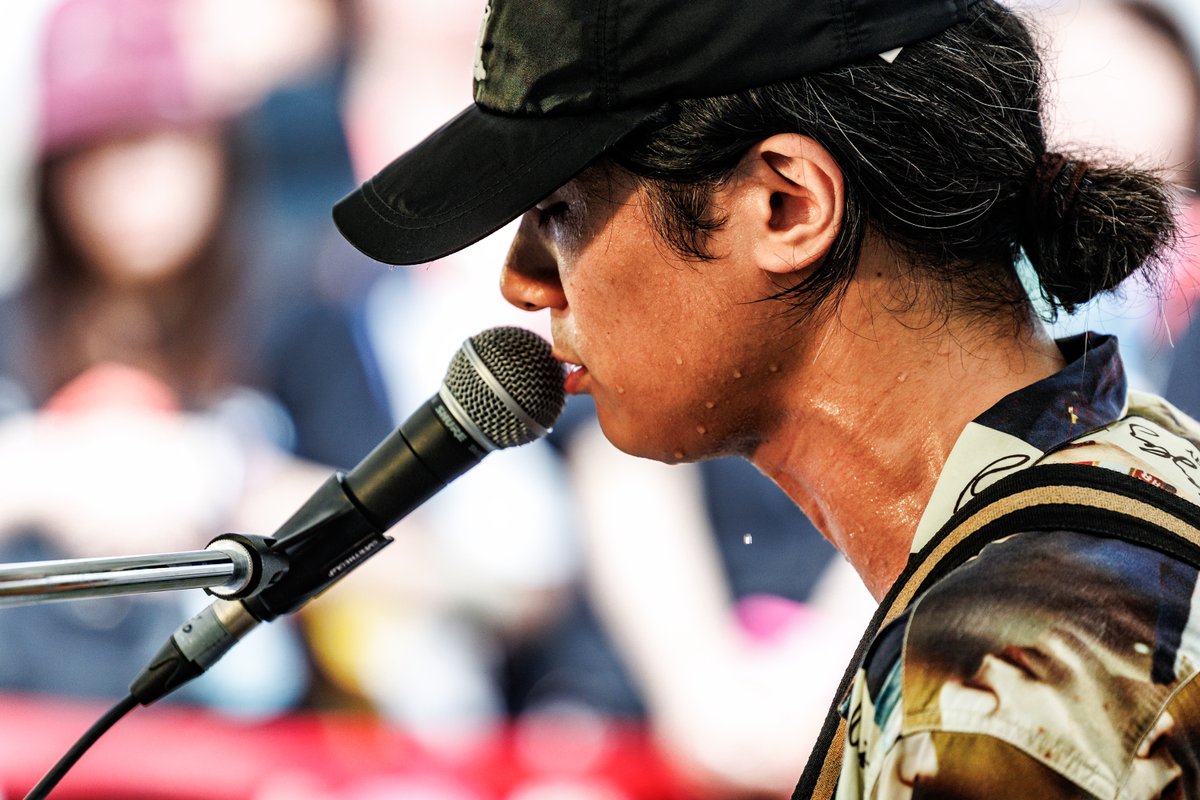 murofes's tweet photo. 【 #ムロフェス2026レポ 】

豪雨の後にムロアコステージに登場した佐々木亮介は、じっくりと、それ���いて聴く人の心を震わせる力強い唄を届ける。未来は君のものだと励ます“I LOVE YOU”を含め、弾き語りならではの自由な空気のもと、私達の歩み行く先に光を差してくれた。

pic @katada0326
#murofes https://t.co/T7gtsV5kiY