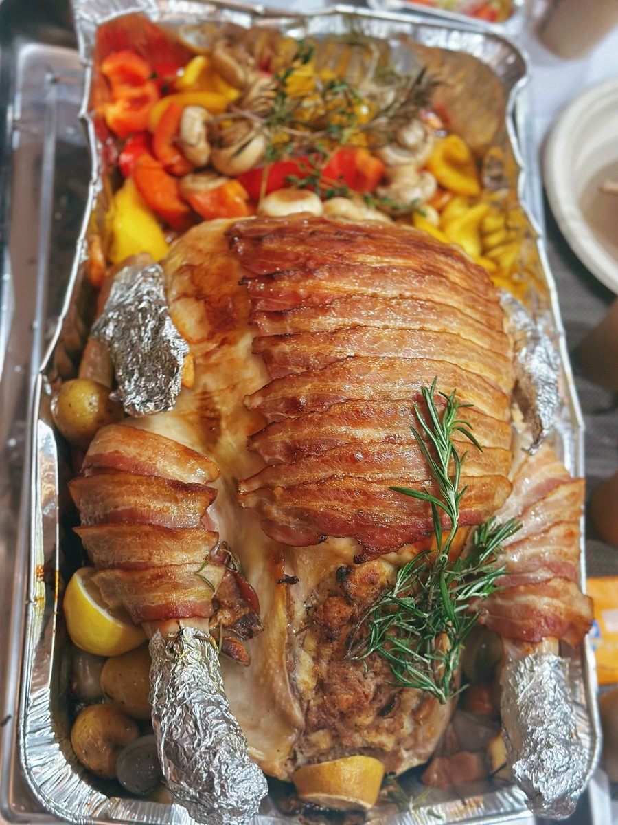 JeffersonJ8577's tweet photo. [ Festive Turkey Feast Alert! Juicy roast turkey, cranberry sauce, and buttery mashed potatoes make this holiday special. Tag who you’re sharing it with! #ChristmasEats #HolidayTreats]， https://t.co/CjlvRUDOMl