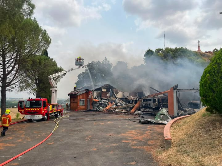allole18's tweet photo. Pensées chaleureuses pour les sapeurs-pompiers de Castelnau-de-Montmiral qui viennent de perdre leur caserne !
@SDIS81 @prefet81 @PompiersFR @gaubertjimmy @FlorentDOSSETTI #pompiers https://t.co/nZilMCvNb1