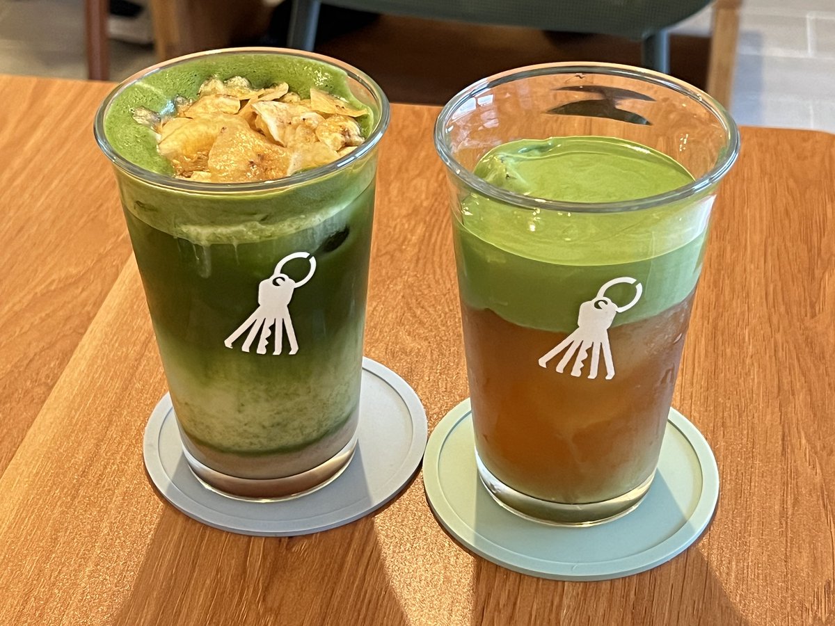 cheoldiorr's tweet photo. #foodtwt entry 😝

guys let’s support this carat-owned matcha bar!! 🍵 vernon bias si owner 💚 

this new matcha bar is also owned by nokori (one of my fave local matcha brands). super homey nung place, perfect yung punta namin kasi maulan kanina 🙂‍↕️ 

what we ordered:
caramelized banana bread matcha - 4/5 
tokyo fog - 5/5 

surprisingly, the creamy flavor of the matcha balanced out the strong flavor, and the umami is just mild. fave ko tokyo fog kasi sure gising kayo diyan! 

ig: oursparekey
📍gmaps: spare key matcha bar, dungon, san antonio, makati