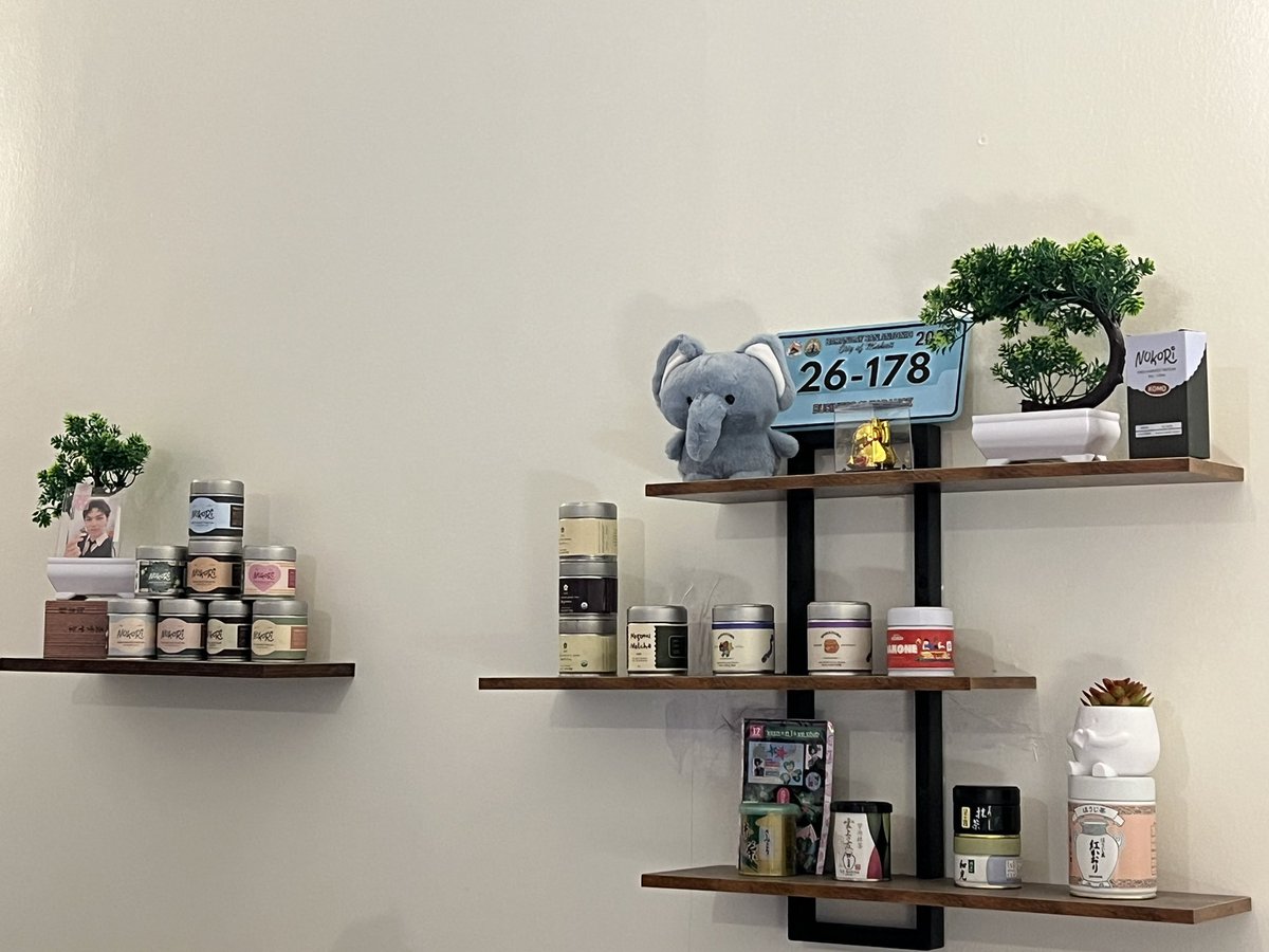 cheoldiorr's tweet photo. #foodtwt entry 😝

guys let’s support this carat-owned matcha bar!! 🍵 vernon bias si owner 💚 

this new matcha bar is also owned by nokori (one of my fave local matcha brands). super homey nung place, perfect yung punta namin kasi maulan kanina 🙂‍↕️ 

what we ordered:
caramelized banana bread matcha - 4/5 
tokyo fog - 5/5 

surprisingly, the creamy flavor of the matcha balanced out the strong flavor, and the umami is just mild. fave ko tokyo fog kasi sure gising kayo diyan! 

ig: oursparekey
📍gmaps: spare key matcha bar, dungon, san antonio, makati