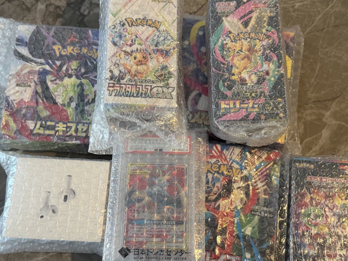 waruiblackii's tweet photo. 家に梱包された子達がちらほら出てきて。
なんだろう。これ。と思って今思えば多分オンラインオリパで課金してそこのサイトさんから送られてきた課金キャンペーンの景品。〈イベントのやつ〉であることを思い出しました。
〈いつのだ…〉

これで10万円福袋完成しそう！？笑 https://t.co/8Q9d54I2bm