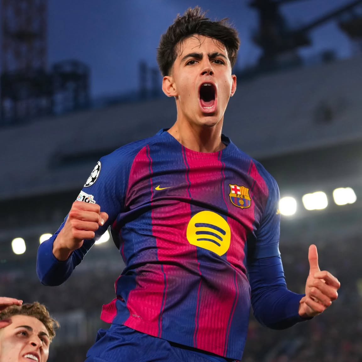 TheMatchdayHQ's tweet photo. 🚨🇪🇸 | 𝐁𝐑𝐄𝐀𝐊𝐈𝐍𝐆: Manchester City are CONSIDERING a move for Barcelona midfielder Marc Bernal as a potential replacement for Rodri. 👀

[@sport] https://t.co/6QiHepjO1M
