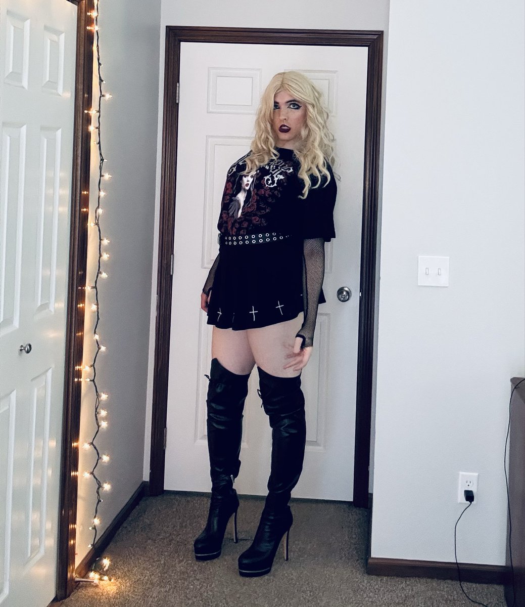 Lyfe0fSkye's tweet photo. These new boots make me feel powerful 😈 https://t.co/6BQ5uHrpnX