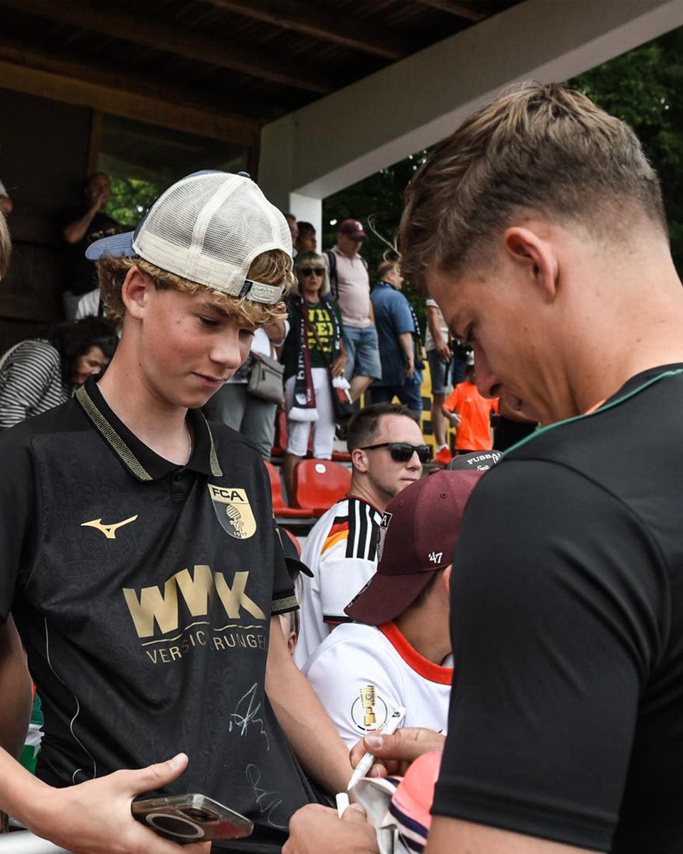 FCAugsburg's tweet photo. #FansFirst! ❤️💚🤍 https://t.co/uQRLYD4KRk