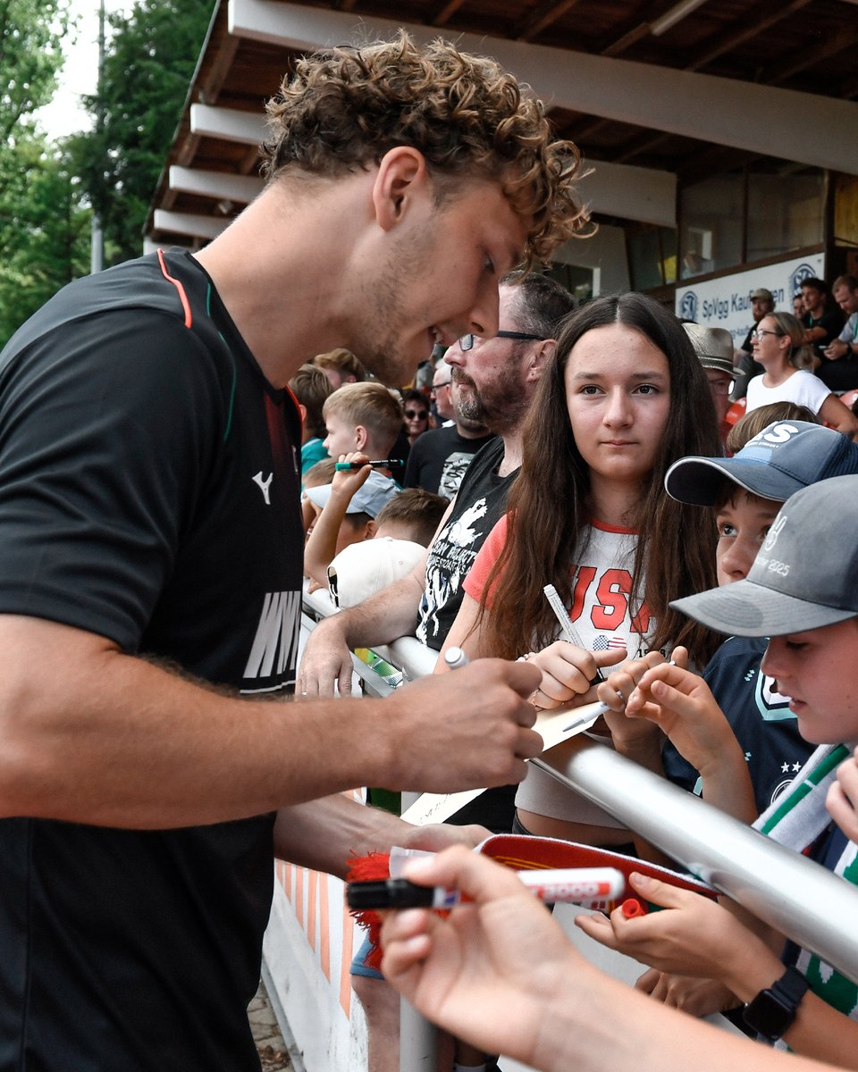 FCAugsburg's tweet photo. #FansFirst! ❤️💚🤍 https://t.co/uQRLYD4KRk