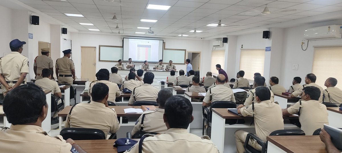 DcpKukatpally's tweet photo. Conducted a review meeting with CDOs on court performance. Reviewed accused summons, bail compliance, witness schedules, officers' court attendance, NBW execution and manpower utilization on execution. Rewarded the best performed Court Duty Officers. #CourtMonitoring https://t.co/cA9Fj8vRjU
