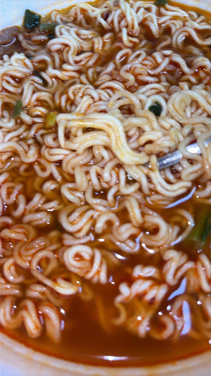 shulovu's tweet photo. 하루종일굶다가먹는라면. 맛없어보인다는 말 ㄴㄴ https://t.co/qb0hIZxvcL