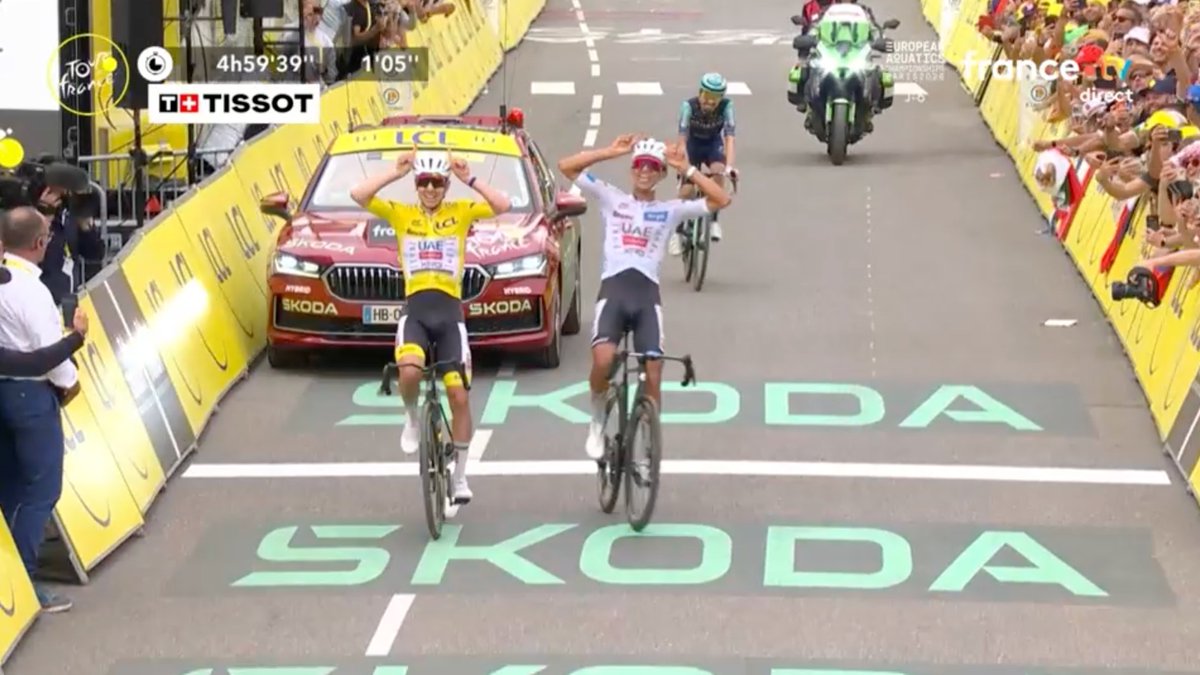 MaillotjauneLCL's tweet photo. 💛 Tadej Pogacar passe la ligne avec son coéquipier Isaac Del Toro et célébrera son beau Maillot Jaune demain à Paris ! 💛

#TDF2026 #MaillotJauneLCL https://t.co/vGVoSkhhmX