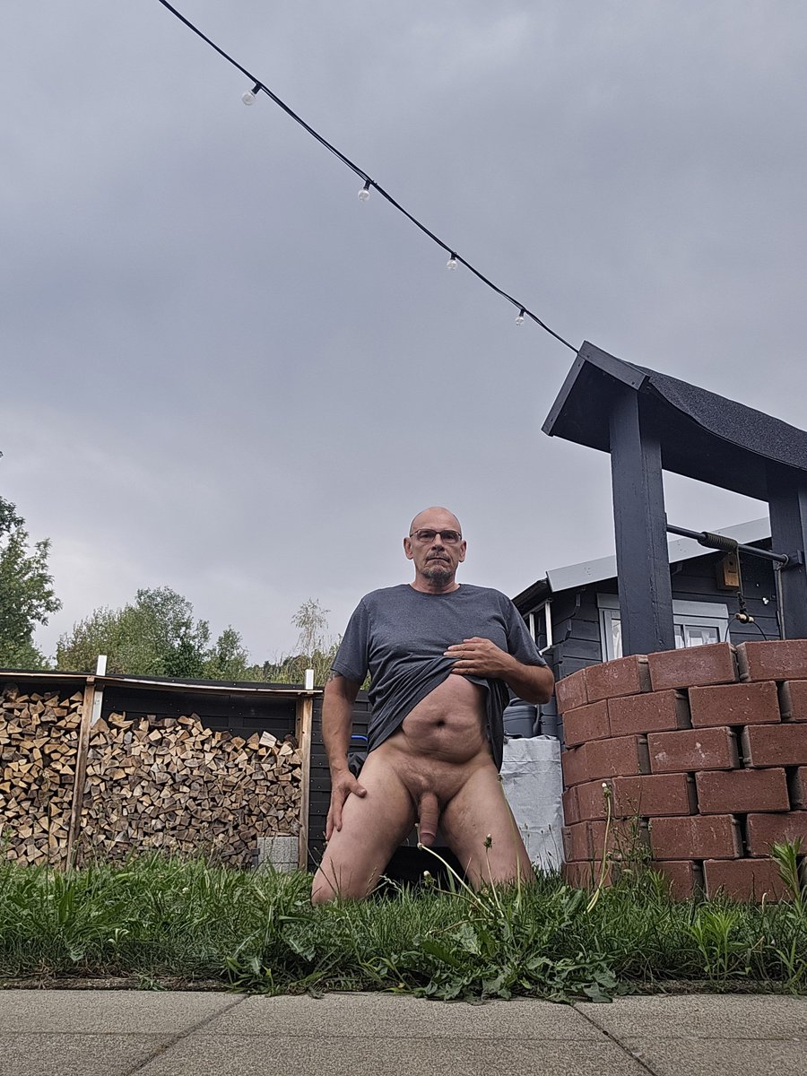 jerkoff1967's tweet photo. mein Weib is kurz zu ihrer Mutter....also schnell geil in den Garten https://t.co/xPZl8YG8nz