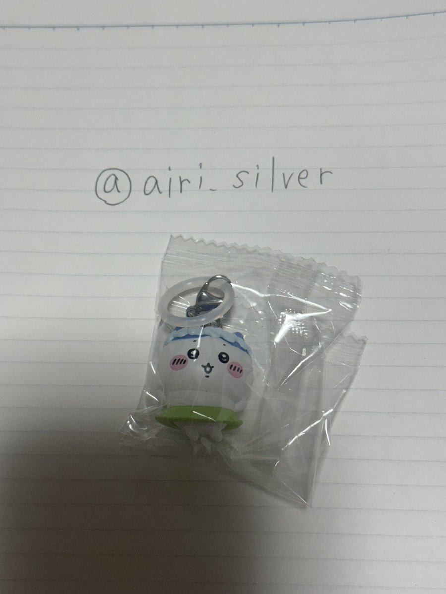 airi_silver's tweet photo. @ohmy_god_father 検索から失礼します。こちらハチワレ所持しております。シーサーと古本屋の2:1の郵送交換は可能ですか？ https://t.co/3koGzEYILY