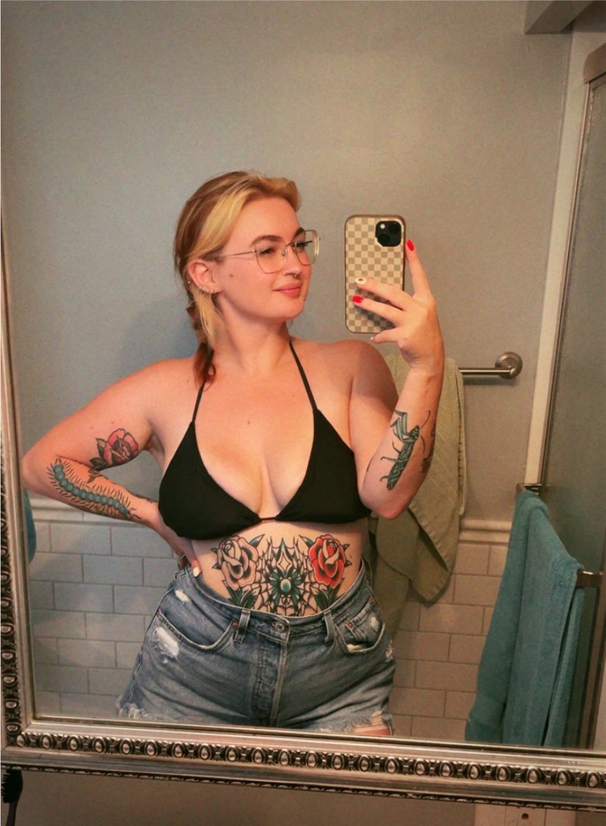 caligal53's tweet photo. my co-star told me to post a thirst trap so here we go:) https://t.co/RmfDHkXjfq