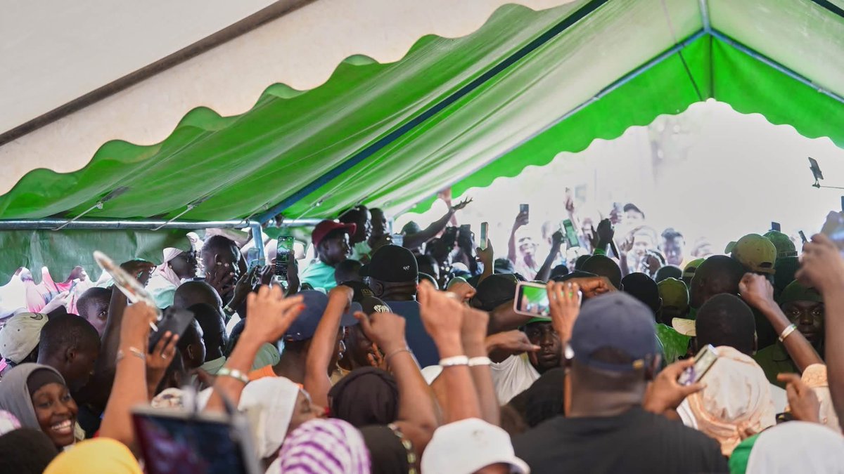 KiliFeuu's tweet photo. 📌#SEBIKHOTANE: Joie et retrouvailles chaleureuses 
—
« Sebi sama Sebi la », c’est par ces mots affectueux que le Président Ousmane SONKO a salué la foule enthousiaste venue l’accueillir au point de vente des cartes à Sebikhotane. À cet accueil, des retrouvailles joyeuses ont été notées entre le PROS et des figures militantes marquantes de la localité. Ces derniers ont tenu à réaffirmer au leader des Patriotes leurs engagements pour la réussite du projets. 
La section communale a présenté au Patriote en chef la situation avec un taux satisfaisant de vente de cartes dès le début des opérations.