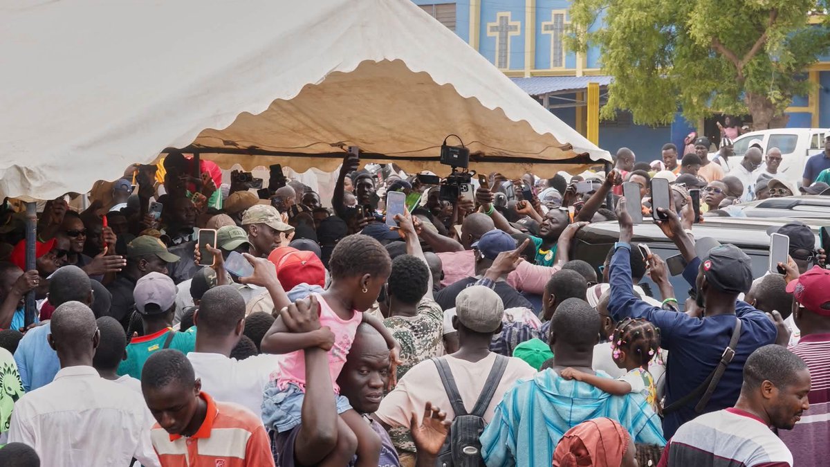KiliFeuu's tweet photo. 📌#SEBIKHOTANE: Joie et retrouvailles chaleureuses 
—
« Sebi sama Sebi la », c’est par ces mots affectueux que le Président Ousmane SONKO a salué la foule enthousiaste venue l’accueillir au point de vente des cartes à Sebikhotane. À cet accueil, des retrouvailles joyeuses ont été notées entre le PROS et des figures militantes marquantes de la localité. Ces derniers ont tenu à réaffirmer au leader des Patriotes leurs engagements pour la réussite du projets. 
La section communale a présenté au Patriote en chef la situation avec un taux satisfaisant de vente de cartes dès le début des opérations.