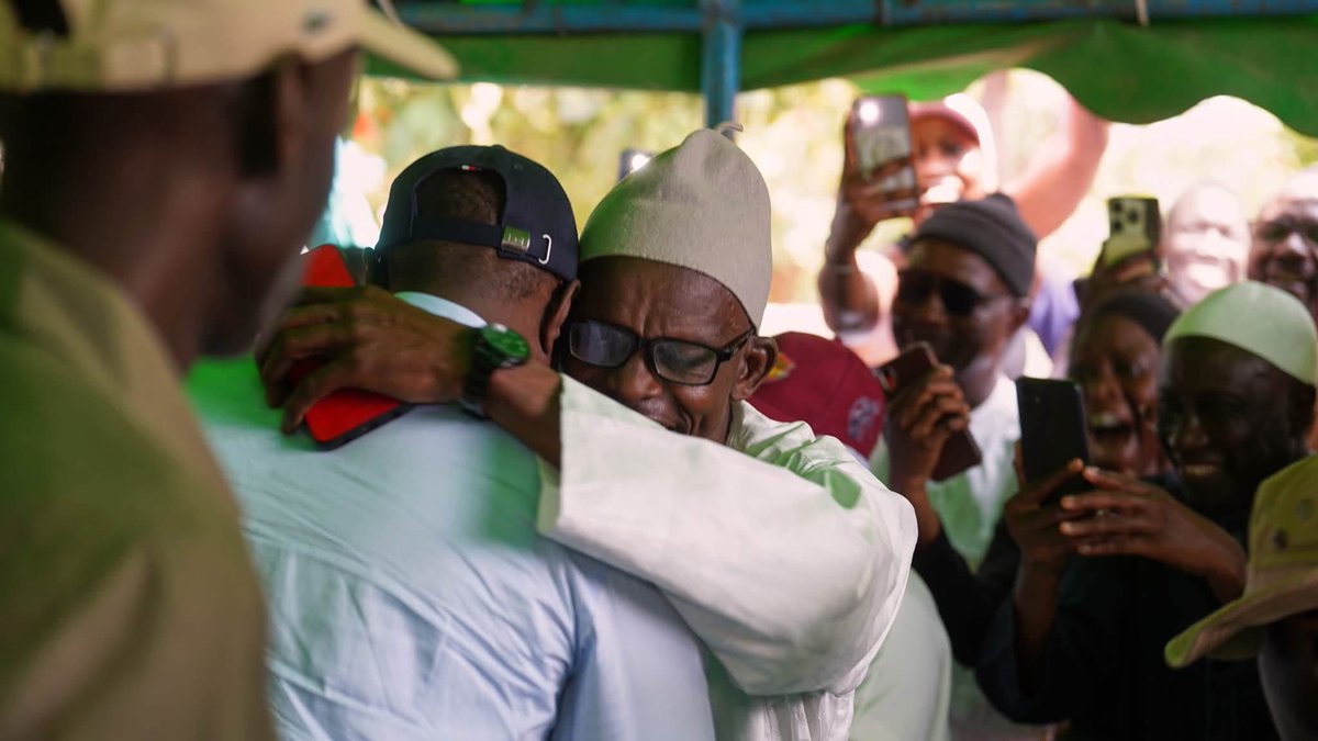 KiliFeuu's tweet photo. 📌#SEBIKHOTANE: Joie et retrouvailles chaleureuses 
—
« Sebi sama Sebi la », c’est par ces mots affectueux que le Président Ousmane SONKO a salué la foule enthousiaste venue l’accueillir au point de vente des cartes à Sebikhotane. À cet accueil, des retrouvailles joyeuses ont été notées entre le PROS et des figures militantes marquantes de la localité. Ces derniers ont tenu à réaffirmer au leader des Patriotes leurs engagements pour la réussite du projets. 
La section communale a présenté au Patriote en chef la situation avec un taux satisfaisant de vente de cartes dès le début des opérations.
