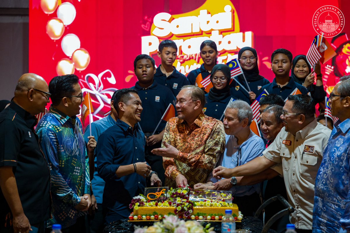 anwaribrahim's tweet photo. Tiba ke ibu negara usai berakhir acara-acara di Pulau Pinang, dan langsung ke Jalan Semarak untuk bersama anak-anak perantau dan seluruh keluarga besar FELDA yang berhimpun sempena 70 Tahun FELDA. Seronok dapat bertemu, bersalaman dan berbual santai dengan mereka yang datang dari pelbagai pelosok tanah air.

Pertemuan secara santai pada malam ini terasa seperti pertemuan sebuah keluarga besar, dapat berkongsi mendengar kisah, pengalaman serta harapan mereka untuk masa depan FELDA.

Dalam pertemuan ini, saya memaklumkan komitmen Kerajaan MADANI untuk melaksanakan segera tujuh perkara yang diumumkan pada Sambutan Hari Peneroka tempoh hari, dan kemajuannya mesti dilaporkan setiap bulan.

Keutamaan ketika ini termasuk pembinaan perumahan Generasi Kedua, serta isu bekalan elektrik dan air. Bekalan elektrik sedang disegerakan, manakala penyelesaian isu air akan terus diselaraskan bersama kerajaan negeri, termasuk dengan bantuan Kementerian Kewangan jika diperlukan. Pindaan Akta FELDA juga akan dipercepat, dan saya telah arahkan supaya ia dibentangkan di Parlimen sebelum akhir tahun ini. 

FELDA pernah menjadi antara model pembangunan luar bandar terbaik di dunia. Amanah ini akan kita pikul dan pelihara dengan integriti, tatakelola yang baik serta penuh tanggungjawab demi masa depan peneroka dan generasi FELDA seterusnya, Insya-Allah.

#MalaysiaMADANI 
#YakinMADANI