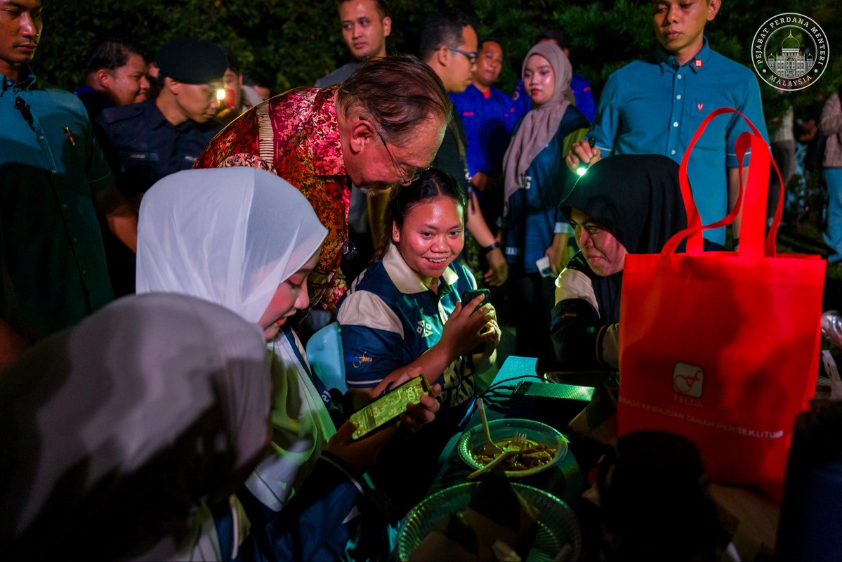 anwaribrahim's tweet photo. Tiba ke ibu negara usai berakhir acara-acara di Pulau Pinang, dan langsung ke Jalan Semarak untuk bersama anak-anak perantau dan seluruh keluarga besar FELDA yang berhimpun sempena 70 Tahun FELDA. Seronok dapat bertemu, bersalaman dan berbual santai dengan mereka yang datang dari pelbagai pelosok tanah air.

Pertemuan secara santai pada malam ini terasa seperti pertemuan sebuah keluarga besar, dapat berkongsi mendengar kisah, pengalaman serta harapan mereka untuk masa depan FELDA.

Dalam pertemuan ini, saya memaklumkan komitmen Kerajaan MADANI untuk melaksanakan segera tujuh perkara yang diumumkan pada Sambutan Hari Peneroka tempoh hari, dan kemajuannya mesti dilaporkan setiap bulan.

Keutamaan ketika ini termasuk pembinaan perumahan Generasi Kedua, serta isu bekalan elektrik dan air. Bekalan elektrik sedang disegerakan, manakala penyelesaian isu air akan terus diselaraskan bersama kerajaan negeri, termasuk dengan bantuan Kementerian Kewangan jika diperlukan. Pindaan Akta FELDA juga akan dipercepat, dan saya telah arahkan supaya ia dibentangkan di Parlimen sebelum akhir tahun ini. 

FELDA pernah menjadi antara model pembangunan luar bandar terbaik di dunia. Amanah ini akan kita pikul dan pelihara dengan integriti, tatakelola yang baik serta penuh tanggungjawab demi masa depan peneroka dan generasi FELDA seterusnya, Insya-Allah.

#MalaysiaMADANI 
#YakinMADANI