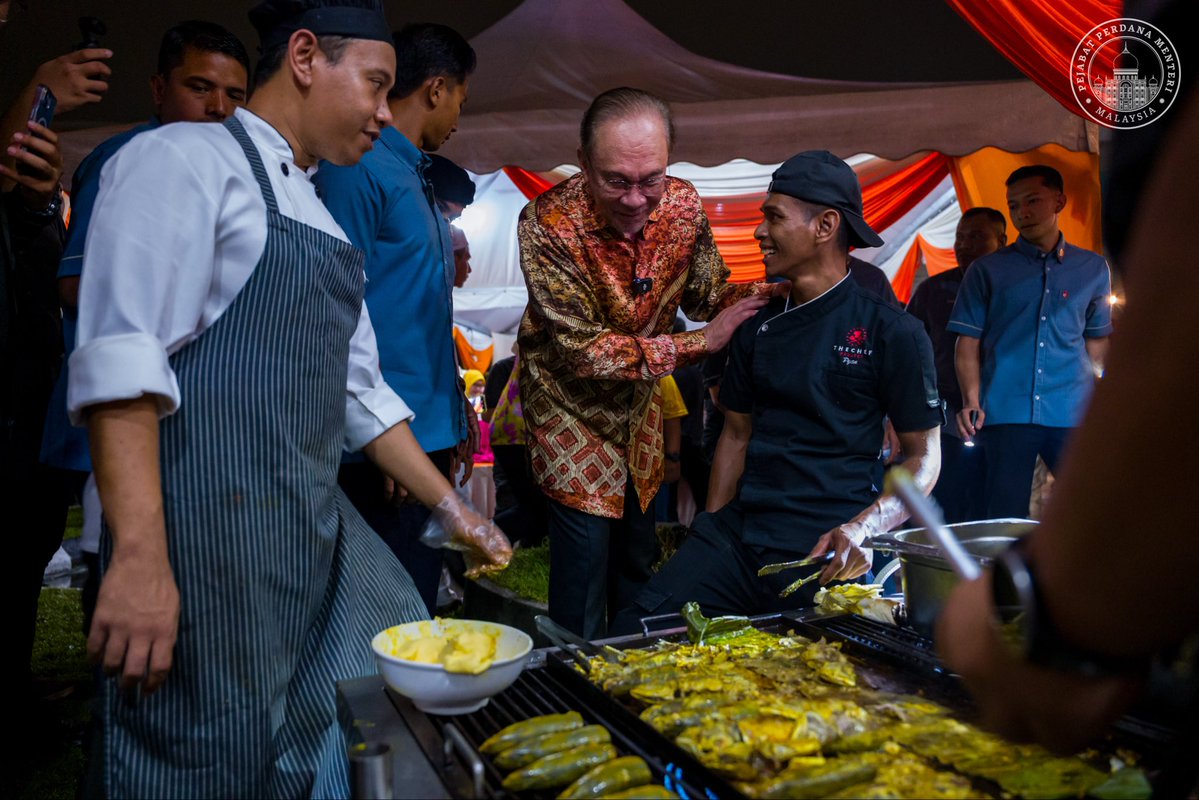 anwaribrahim's tweet photo. Tiba ke ibu negara usai berakhir acara-acara di Pulau Pinang, dan langsung ke Jalan Semarak untuk bersama anak-anak perantau dan seluruh keluarga besar FELDA yang berhimpun sempena 70 Tahun FELDA. Seronok dapat bertemu, bersalaman dan berbual santai dengan mereka yang datang dari pelbagai pelosok tanah air.

Pertemuan secara santai pada malam ini terasa seperti pertemuan sebuah keluarga besar, dapat berkongsi mendengar kisah, pengalaman serta harapan mereka untuk masa depan FELDA.

Dalam pertemuan ini, saya memaklumkan komitmen Kerajaan MADANI untuk melaksanakan segera tujuh perkara yang diumumkan pada Sambutan Hari Peneroka tempoh hari, dan kemajuannya mesti dilaporkan setiap bulan.

Keutamaan ketika ini termasuk pembinaan perumahan Generasi Kedua, serta isu bekalan elektrik dan air. Bekalan elektrik sedang disegerakan, manakala penyelesaian isu air akan terus diselaraskan bersama kerajaan negeri, termasuk dengan bantuan Kementerian Kewangan jika diperlukan. Pindaan Akta FELDA juga akan dipercepat, dan saya telah arahkan supaya ia dibentangkan di Parlimen sebelum akhir tahun ini. 

FELDA pernah menjadi antara model pembangunan luar bandar terbaik di dunia. Amanah ini akan kita pikul dan pelihara dengan integriti, tatakelola yang baik serta penuh tanggungjawab demi masa depan peneroka dan generasi FELDA seterusnya, Insya-Allah.

#MalaysiaMADANI 
#YakinMADANI