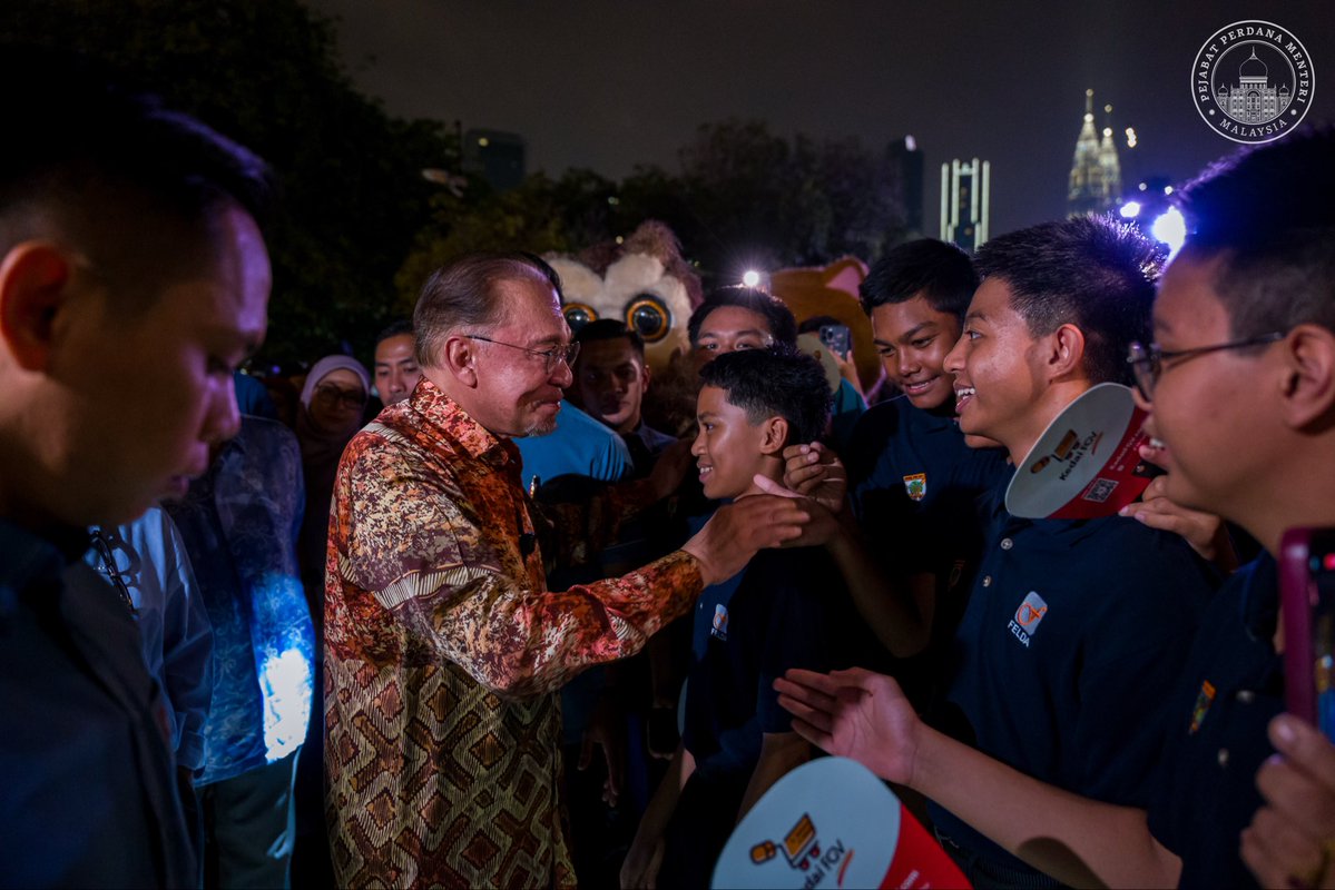 anwaribrahim's tweet photo. Tiba ke ibu negara usai berakhir acara-acara di Pulau Pinang, dan langsung ke Jalan Semarak untuk bersama anak-anak perantau dan seluruh keluarga besar FELDA yang berhimpun sempena 70 Tahun FELDA. Seronok dapat bertemu, bersalaman dan berbual santai dengan mereka yang datang dari pelbagai pelosok tanah air.

Pertemuan secara santai pada malam ini terasa seperti pertemuan sebuah keluarga besar, dapat berkongsi mendengar kisah, pengalaman serta harapan mereka untuk masa depan FELDA.

Dalam pertemuan ini, saya memaklumkan komitmen Kerajaan MADANI untuk melaksanakan segera tujuh perkara yang diumumkan pada Sambutan Hari Peneroka tempoh hari, dan kemajuannya mesti dilaporkan setiap bulan.

Keutamaan ketika ini termasuk pembinaan perumahan Generasi Kedua, serta isu bekalan elektrik dan air. Bekalan elektrik sedang disegerakan, manakala penyelesaian isu air akan terus diselaraskan bersama kerajaan negeri, termasuk dengan bantuan Kementerian Kewangan jika diperlukan. Pindaan Akta FELDA juga akan dipercepat, dan saya telah arahkan supaya ia dibentangkan di Parlimen sebelum akhir tahun ini. 

FELDA pernah menjadi antara model pembangunan luar bandar terbaik di dunia. Amanah ini akan kita pikul dan pelihara dengan integriti, tatakelola yang baik serta penuh tanggungjawab demi masa depan peneroka dan generasi FELDA seterusnya, Insya-Allah.

#MalaysiaMADANI 
#YakinMADANI