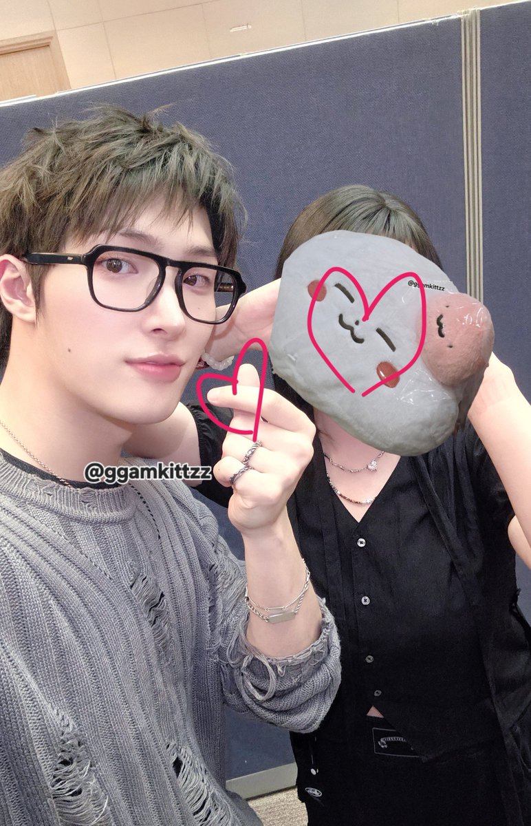 ggamkittzz's tweet photo. 260725 프롬 포토회 #민기 #MINGI

🐥까까 가라사대 "아프지 말구!! 오래 봐"
🏴‍☠️응 우리 까까 스쿠버다이빙 시켜줄 때 까지 생존할게 https://t.co/k2TNvZN66f
