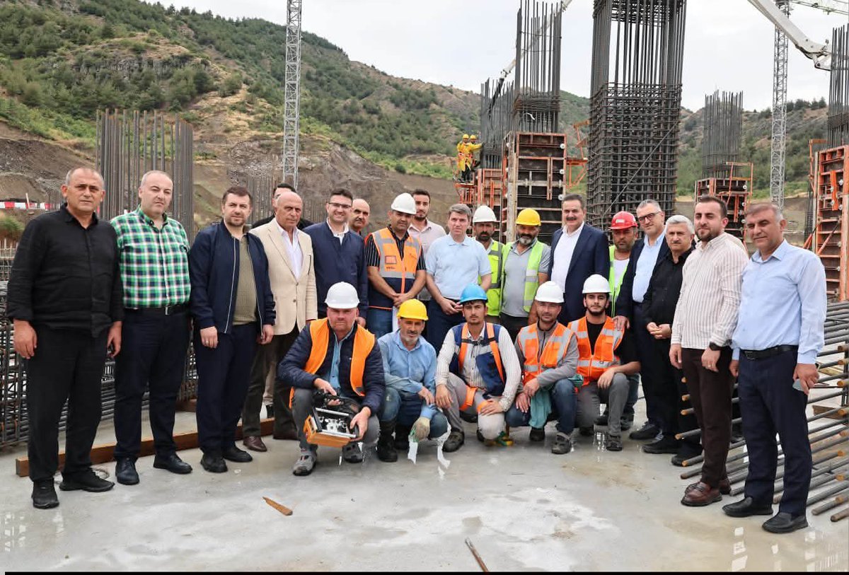 amasya_sm's tweet photo. Yapımı hızla devam eden 600 yatak kapasiteli Yeni Hastanemizin, inşaat çalışmalarında Valimiz Önder Bakan ve Milletvekillerimiz Haluk İpek, Hasan Çilez  incelemelerde bulunarak, İl Sağlık Müdürümüz Dr. Dursun Koç ve  yetkililerden bilgiler aldılar.

#HuzurunŞehriAmasya https://t.co/VwMxN2VwEx