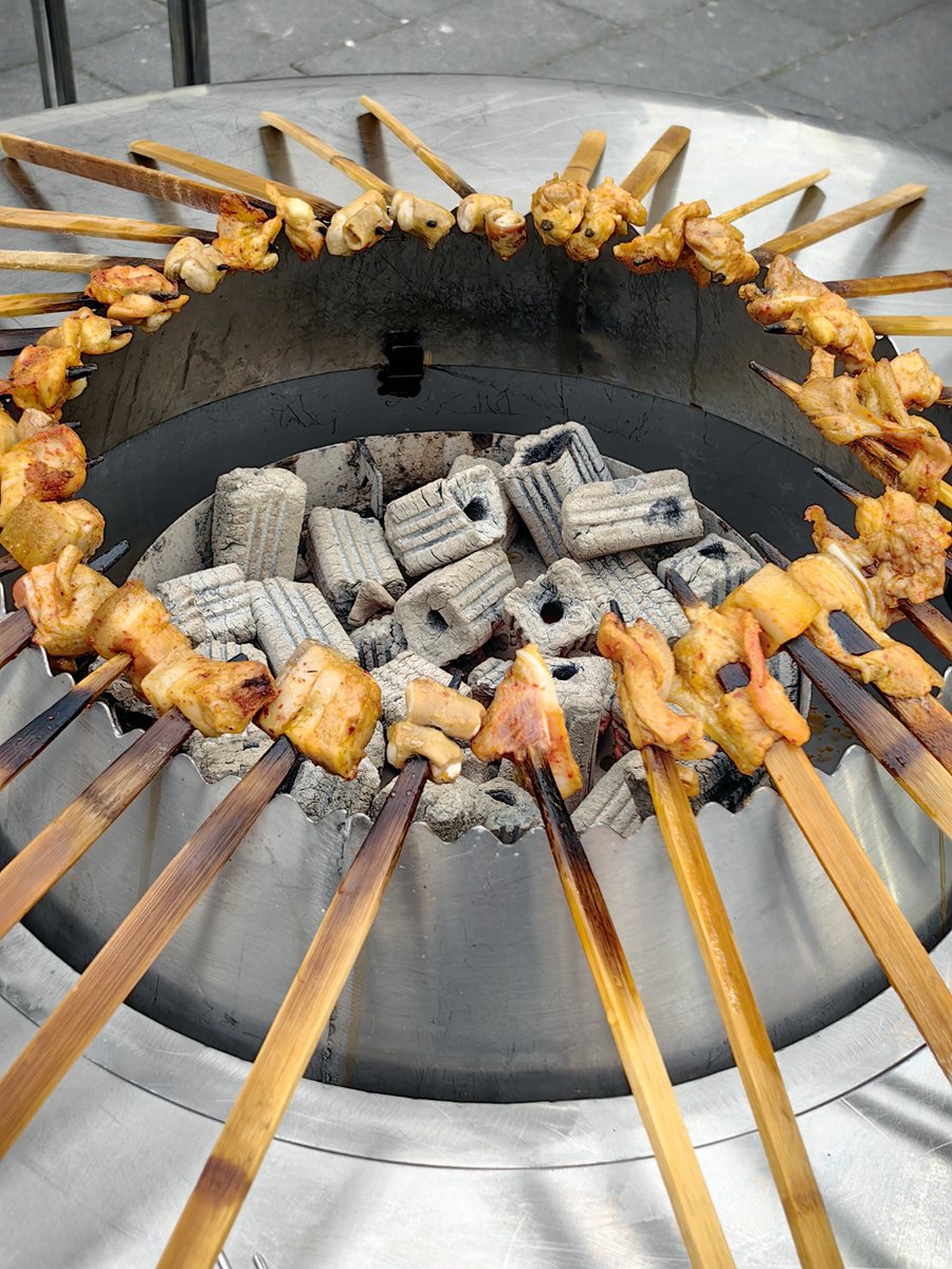 Muhamma52209952's tweet photo. Craving something warm and crispy Hit the street for these golden fried savory skewers—perfect quick bites for your walk! ， https://t.co/Yh94bH0Hwc