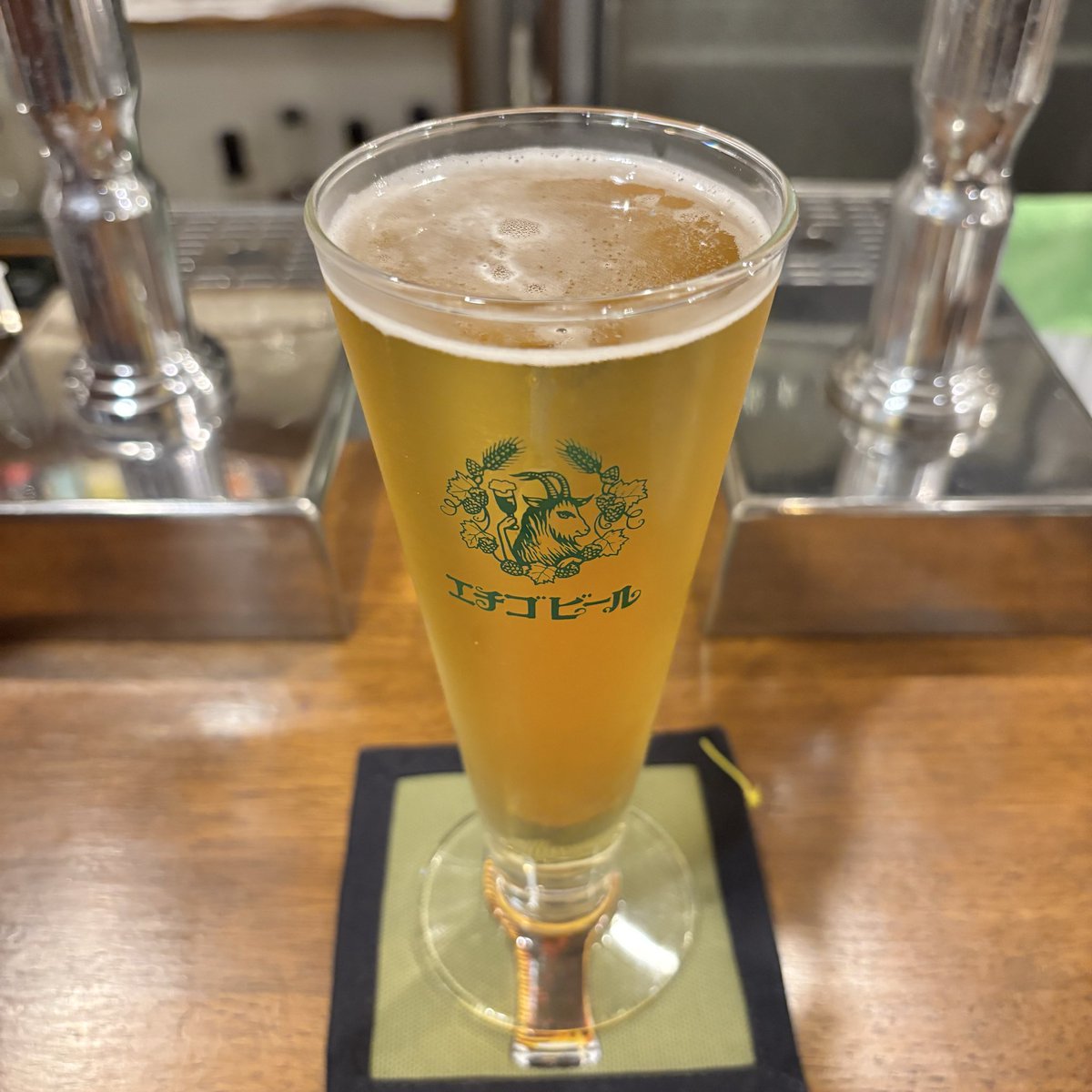 BeerViva's tweet photo. 今夜は神楽坂の阿波踊り。でも人が去年よりも多すぎて見えない！もう切り上げて近くにある店La-cachetteで常連さんたちと飲む。越後ビールの「シトラストラタリーゾートラベラー」コレが南国で飲むビールなのか！？爽やか美味し。夏にピッタリビール！👺🍺#クラフトビール https://t.co/nSa6TOS7hE