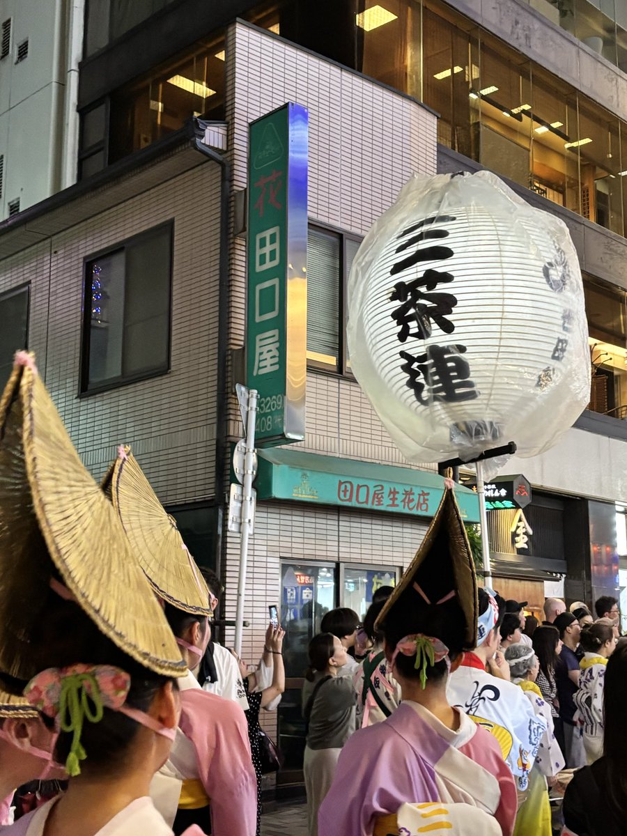 BeerViva's tweet photo. 今夜は神楽坂の阿波踊り。でも人が去年よりも多すぎて見えない！もう切り上げて近くにある店La-cachetteで常連さんたちと飲む。越後ビールの「シトラストラタリーゾートラベラー」コレが南国で飲むビールなのか！？爽やか美味し。夏にピッタリビール！👺🍺#クラフトビール https://t.co/nSa6TOS7hE