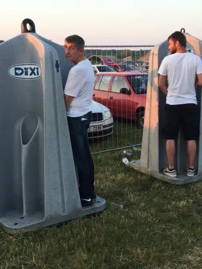 rena2410's tweet photo. @jura_haczek A že se Bureš nechal fotit u pisoáru, to je nejspíš v pohodě. https://t.co/k2gqSO51cJ