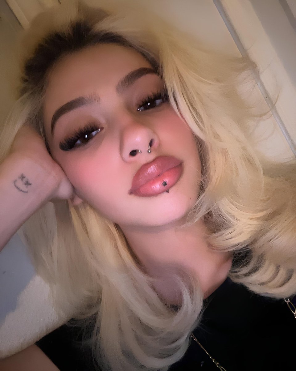 gl0riad0ll's tweet photo. le blond…😖 https://t.co/rmh4IKAMIp