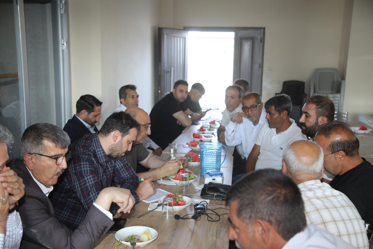 isselmanoglu23's tweet photo. 📍Sivrice | Gözeli 

Milletvekilimiz Sayın Ejder Açıkkapı, Dış İlişkiler Başkanımız Sayın Hasan Uygur, Sivil Toplum ve Halkla İlişkiler Başkanımız Sayın Aydın Karadağ, Yönetim Kurulu Üyelerimiz Sayın Yavuz Akıç ve Sayın Eyyüp Yazar, Sivrice İlçe Başkanımız Sayın Sezai Arpacı, Sivrice Belediye Başkanımız Sayın Ebubekir Irmak, İlçe Gençlik Kolları Başkanımız Sayın Görkem Çetinkaya, Sivrice İl Genel Meclis Üyemiz Sayın Cemal Babür ve Sivrice Teşkilatımızın katılımlarıyla Gözeli Köyü’nde çevre köy muhtarlarımız ve hemşehrilerimizle bir araya gelerek istişare toplantımızı gerçekleştirdik.

Ziyaretimiz kapsamında, çevre köy muhtarlarımız ve kıymetli Sivriceli hemşehrilerimizle bir araya gelerek köylerimizin ihtiyaçlarını, taleplerini ve önceliklerini değerlendirdik.

Göstermiş oldukları ilgi, alaka ve kıymetli ev sahiplikleri için köy muhtarlarımıza ve kıymetli Sivriceli hemşehrilerimize teşekkür ediyorum.

@Akparti 
@abuyukgumus