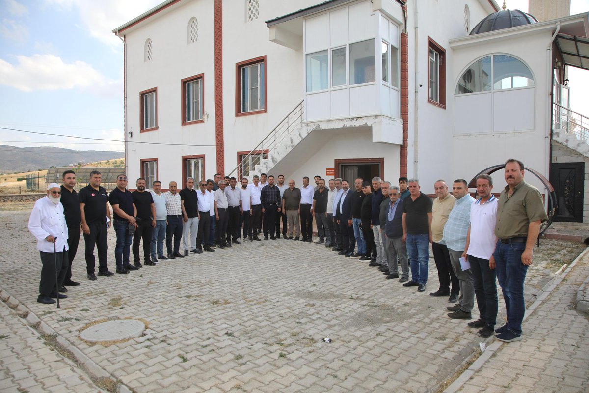 isselmanoglu23's tweet photo. 📍Sivrice | Gözeli 

Milletvekilimiz Sayın Ejder Açıkkapı, Dış İlişkiler Başkanımız Sayın Hasan Uygur, Sivil Toplum ve Halkla İlişkiler Başkanımız Sayın Aydın Karadağ, Yönetim Kurulu Üyelerimiz Sayın Yavuz Akıç ve Sayın Eyyüp Yazar, Sivrice İlçe Başkanımız Sayın Sezai Arpacı, Sivrice Belediye Başkanımız Sayın Ebubekir Irmak, İlçe Gençlik Kolları Başkanımız Sayın Görkem Çetinkaya, Sivrice İl Genel Meclis Üyemiz Sayın Cemal Babür ve Sivrice Teşkilatımızın katılımlarıyla Gözeli Köyü’nde çevre köy muhtarlarımız ve hemşehrilerimizle bir araya gelerek istişare toplantımızı gerçekleştirdik.

Ziyaretimiz kapsamında, çevre köy muhtarlarımız ve kıymetli Sivriceli hemşehrilerimizle bir araya gelerek köylerimizin ihtiyaçlarını, taleplerini ve önceliklerini değerlendirdik.

Göstermiş oldukları ilgi, alaka ve kıymetli ev sahiplikleri için köy muhtarlarımıza ve kıymetli Sivriceli hemşehrilerimize teşekkür ediyorum.

@Akparti 
@abuyukgumus