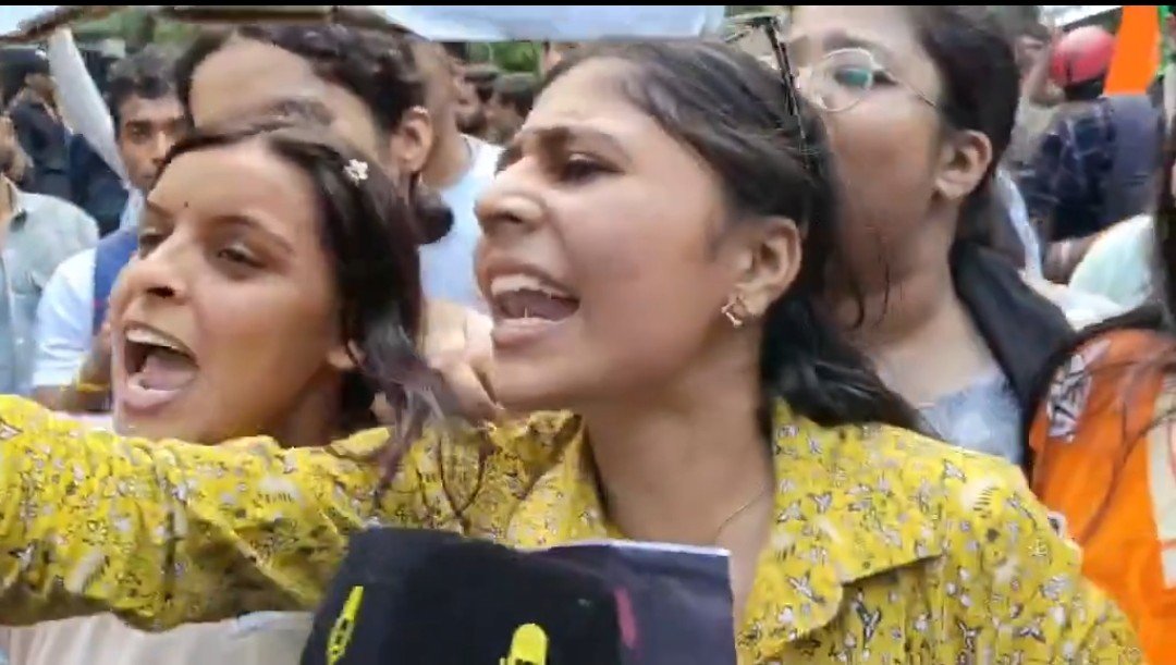 bholination's tweet photo. This girl in yellow is acting as if she would beat that man just because she's in a crowd.

One to One she wouldn't have uttered a single word and would have cried for equality instead. This is the real face of these feminists. https://t.co/jT8VTDFTLc
