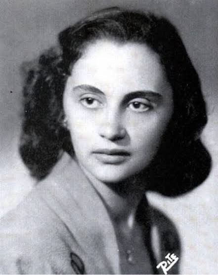 rindocasal's tweet photo. 🚨Laura Cardoso, aos 98 anos, nasceu antes da primeira transmissão de televisão no Brasil! Ela começou a carreira aos 15 anos, durante a Segunda Guerra Mundial, e já atuava no rádio antes mesmo da televisão se popularizar no país. Uma verdadeira lenda viva! 👏🏽❤️ https://t.co/UKrHdr4ZSA