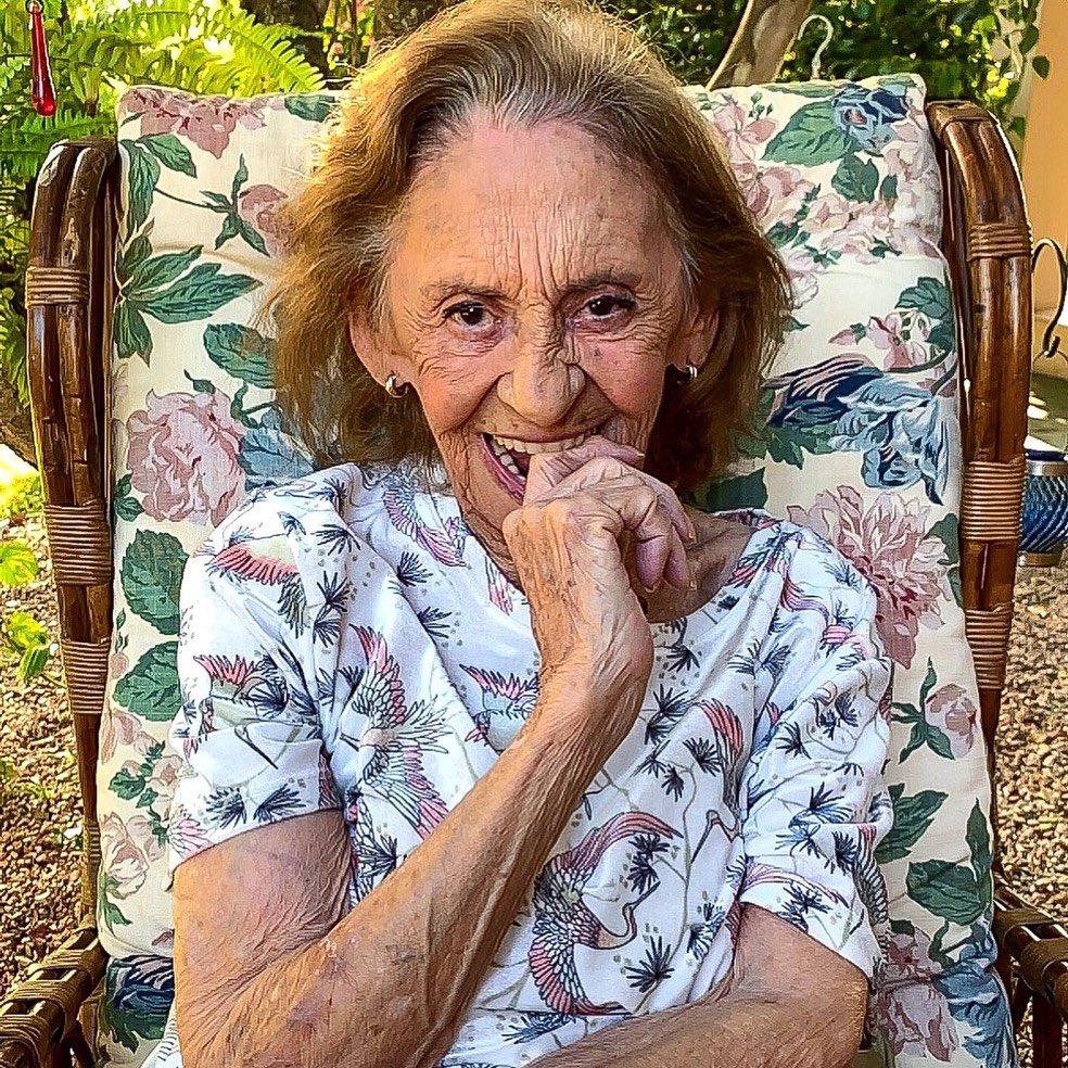rindocasal's tweet photo. 🚨Laura Cardoso, aos 98 anos, nasceu antes da primeira transmissão de televisão no Brasil! Ela começou a carreira aos 15 anos, durante a Segunda Guerra Mundial, e já atuava no rádio antes mesmo da televisão se popularizar no país. Uma verdadeira lenda viva! 👏🏽❤️ https://t.co/UKrHdr4ZSA