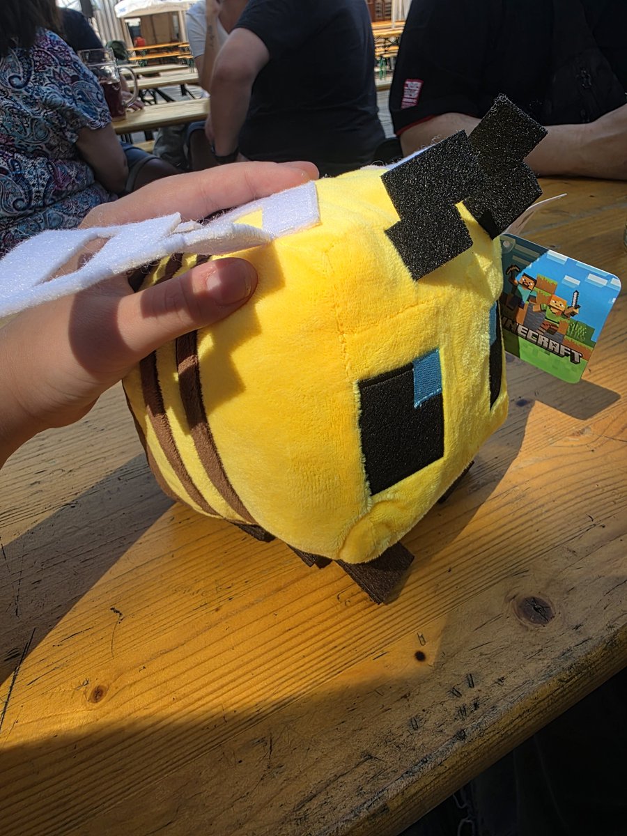 ScY_Shadow's tweet photo. Minecraft Bee https://t.co/W4C8a5WFHP