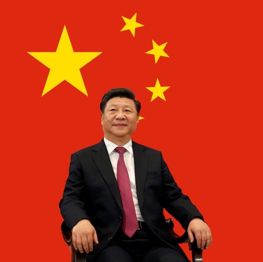 AnnaDeMilanese's tweet photo. 🇨🇳🇪🇺 China antwortet auf das 21. EU-Sanktionspaket gegen Russland mit Exportverboten gegen 14 europäische Firmen – darunter Rheinmetall.

Chinas Handelsministerium setzte am Freitag mit sofortiger Wirkung 
14 EU-Unternehmen auf seine Exportkontrollliste.

Betroffen ist die Ausfuhr von Gütern mit doppeltem Verwendungszweck – zivil und militärisch nutzbare Technologie, darunter auch bestimmte seltene Erden.
Neben dem deutschen Rüstungskonzern Rheinmetall trifft es den tschechischen Militärlastwagen-Hersteller Tatra Trucks, 
den polnischen Elektronikhersteller Vigo Photonics, 
den italienischen Motorenhersteller Lafert sowie Firmen aus den Niederlanden, 
Bulgarien und Litauen. 

Auch die Weitergabe chinesischer Güter über Drittländer an diese Firmen ist künftig verboten, Ausnahmen benötigen eine Sondergenehmigung.

Peking reagiert damit auf das am Donnerstag verabschiedete 21. EU-Sanktionspaket, das seinerseits 14 Firmen aus Festlandchina und Hongkong sanktioniert hatte. 
Das Handelsministerium bezeichnete die EU-Maßnahmen als „empörend“.

Besonders empfindlich dürfte es Tatra Trucks treffen: 
Das Unternehmen liefert die Fahrgestelle für die ukrainische Panzerhaubitze Bohdana, 
das Mehrfachraketensystem Bureviy und den Marschflugkörper Neptun.

Fehlen chinesische Stanzteile, Bremskomponenten und Hydraulik, 
könnte sich die Produktion dieser Systeme verzögern – ein Handelskrieg zwischen Peking und Brüssel wirkt damit bis an die ukrainische Front durch.

Wer noch glaubt, dass China nicht im Krieg Russlands mit drin ist, dem ist nicht zu helfen. 

Quellen: SCMP, Reuters,