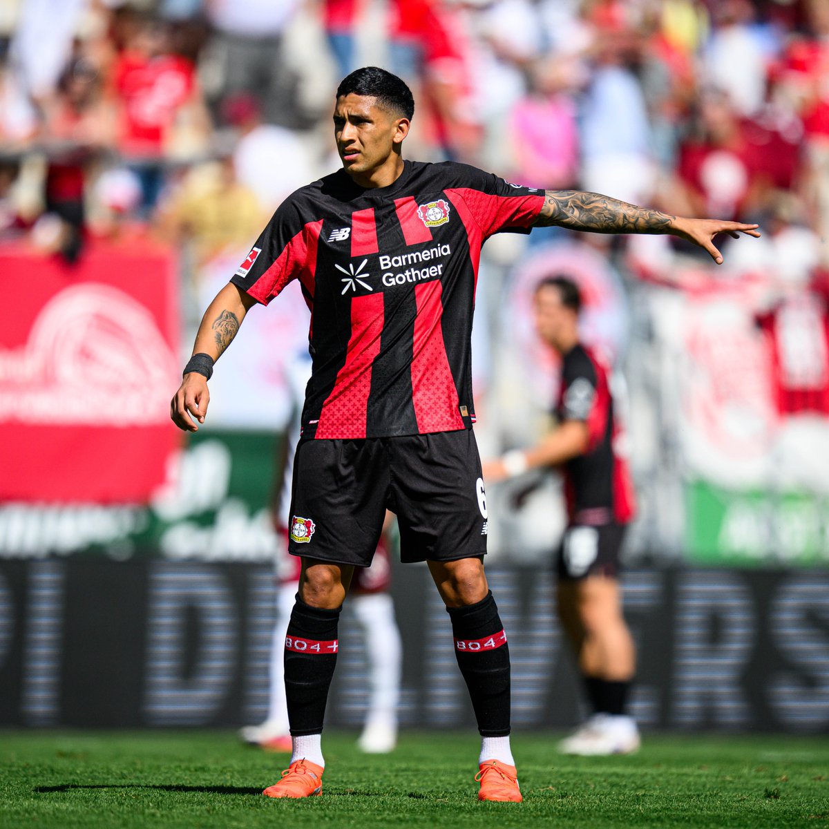 bayer04_es's tweet photo. Equi se vistió de gala para celebrar su cumpleaños 😜🇦🇷🎂

⌚️ 88' | #OFCB04 (1-3)

#SomosBayer04 🖤❤️ https://t.co/7OjmKxWqX8