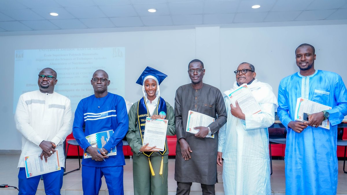 MahtarMbow's tweet photo. [#SOUTENANCE] Mme Aminata TALL a brillamment soutenu son mémoire d’ingénieur en Agroécologie et Ressources végétales à Polytech Diamniadio–UAM. Son étude sur la fertilisation organo-minérale de la tomate lui a valu la Mention Très Bien avec les Félicitations du Jury. #UAM https://t.co/Rmy9kDH9Gm