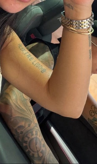 Gaabanaa's tweet photo. Musculosa negra, gorrita para atrás y lentes de sol 👄 

Esa final de mierda nos privo de ver a Enzo en modo vacaciones, ni olvido ni perdón. https://t.co/QAYUHtGaYJ