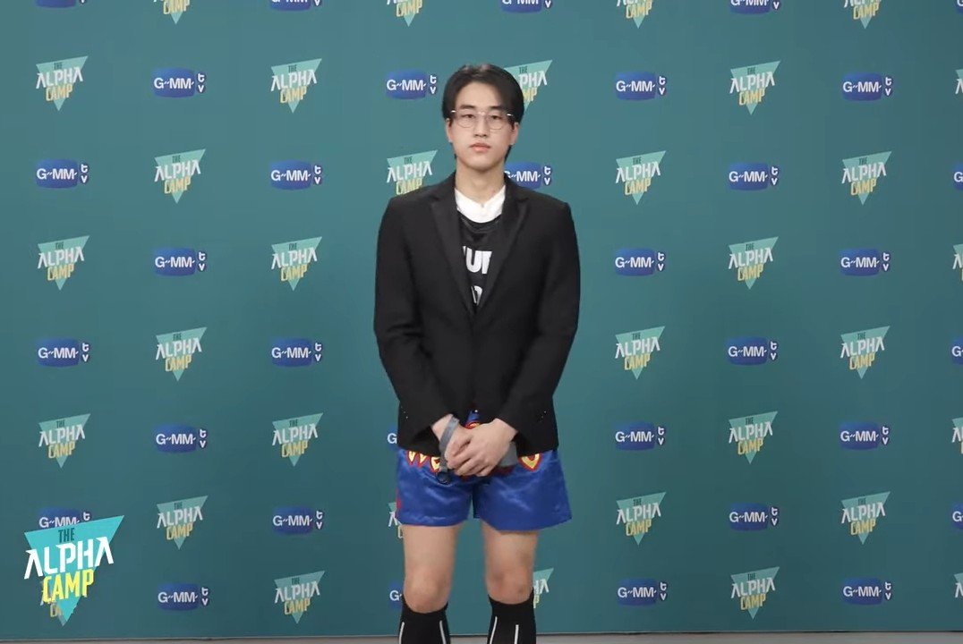 yayapiyapping's tweet photo. The suit looks like he's going to the office, the shorts look like he's going to boxing, the socks look like a football player, but in reality he's a singer, I'm surprised😭😭 @rworaphonn #ProjectAlphaNewClan https://t.co/1j2kwo3fWv