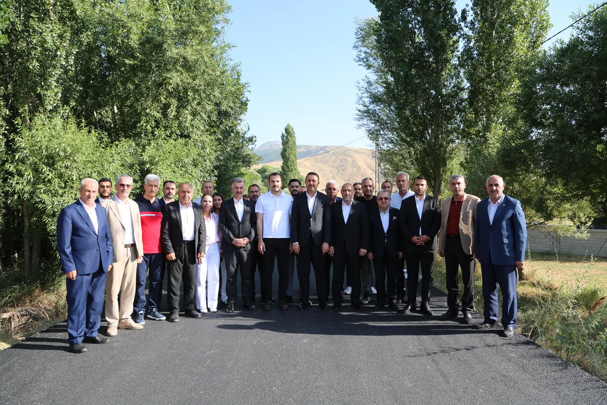 AkpartiBitlis13's tweet photo. 📍Güroymak 

İl Başkanımız Sn.@EnginGunceoglu, Milletvekilimiz Sn.@T_Bedirhanoglu, İlçe Başkanlarımız, Belediye başkanlarımız ve teşkilat mensuplarımız ile beraber, 

Güroymak yamaç köyünü ziyaret ederek, Hemşehrilerimiz ile bir araya geldiler. Talep ve önerilerini dinlediler. Yol çalışmalarımız  ile yamaç köyümüz ulaşımda daha konforlu bir yola sahip oldu. Söz verdiğimiz gibi asfaltsız köy yolu bırakmayacağız.