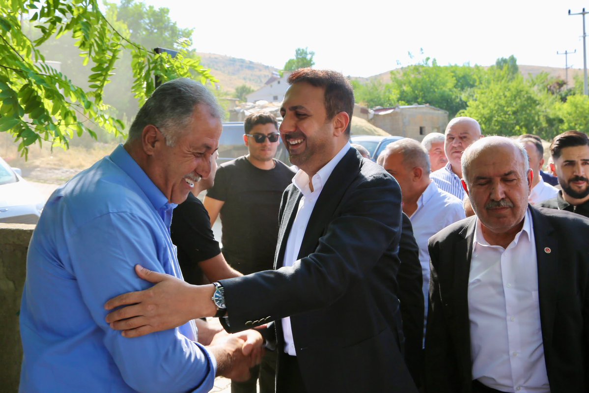 AkpartiBitlis13's tweet photo. 📍Güroymak 

İl Başkanımız Sn.@EnginGunceoglu, Milletvekilimiz Sn.@T_Bedirhanoglu, İlçe Başkanlarımız, Belediye başkanlarımız ve teşkilat mensuplarımız ile beraber, 

Güroymak yamaç köyünü ziyaret ederek, Hemşehrilerimiz ile bir araya geldiler. Talep ve önerilerini dinlediler. Yol çalışmalarımız  ile yamaç köyümüz ulaşımda daha konforlu bir yola sahip oldu. Söz verdiğimiz gibi asfaltsız köy yolu bırakmayacağız.