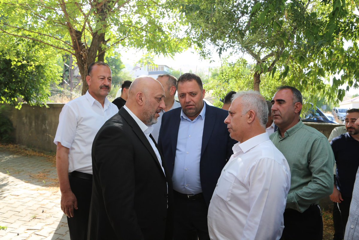AkpartiBitlis13's tweet photo. 📍Güroymak 

İl Başkanımız Sn.@EnginGunceoglu, Milletvekilimiz Sn.@T_Bedirhanoglu, İlçe Başkanlarımız, Belediye başkanlarımız ve teşkilat mensuplarımız ile beraber, 

Güroymak yamaç köyünü ziyaret ederek, Hemşehrilerimiz ile bir araya geldiler. Talep ve önerilerini dinlediler. Yol çalışmalarımız  ile yamaç köyümüz ulaşımda daha konforlu bir yola sahip oldu. Söz verdiğimiz gibi asfaltsız köy yolu bırakmayacağız.